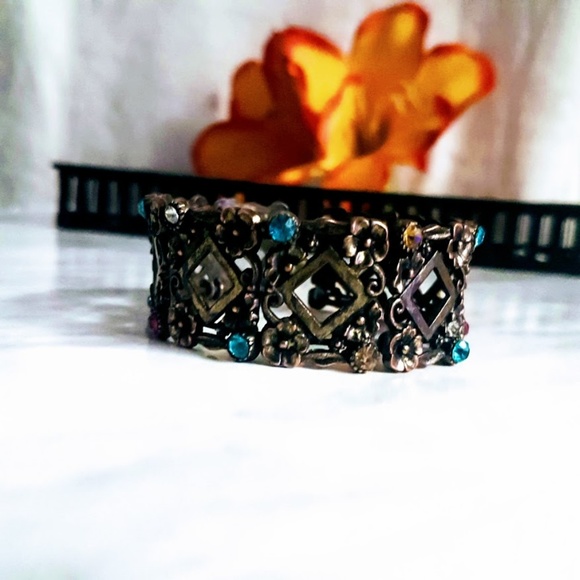 #J8 Floral Design Snap On Bracelet - Picture 3 of 8